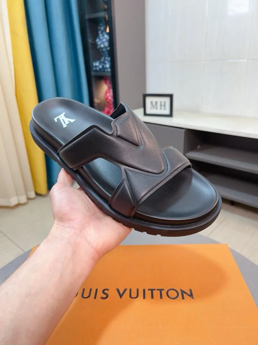 Men's shoes 💰360🌹🌹 (lv-Louis Vuitton) new men's sandals, high-end boutique, exquisite embossed logo decoration on the upper, fine workmanship, super soft soles, casual, loose and comfortable, a must-have in summer! \nsize：38-44